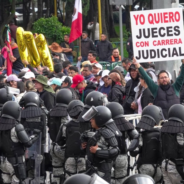 Aristegui_ protesta-judicial-san-lazaro