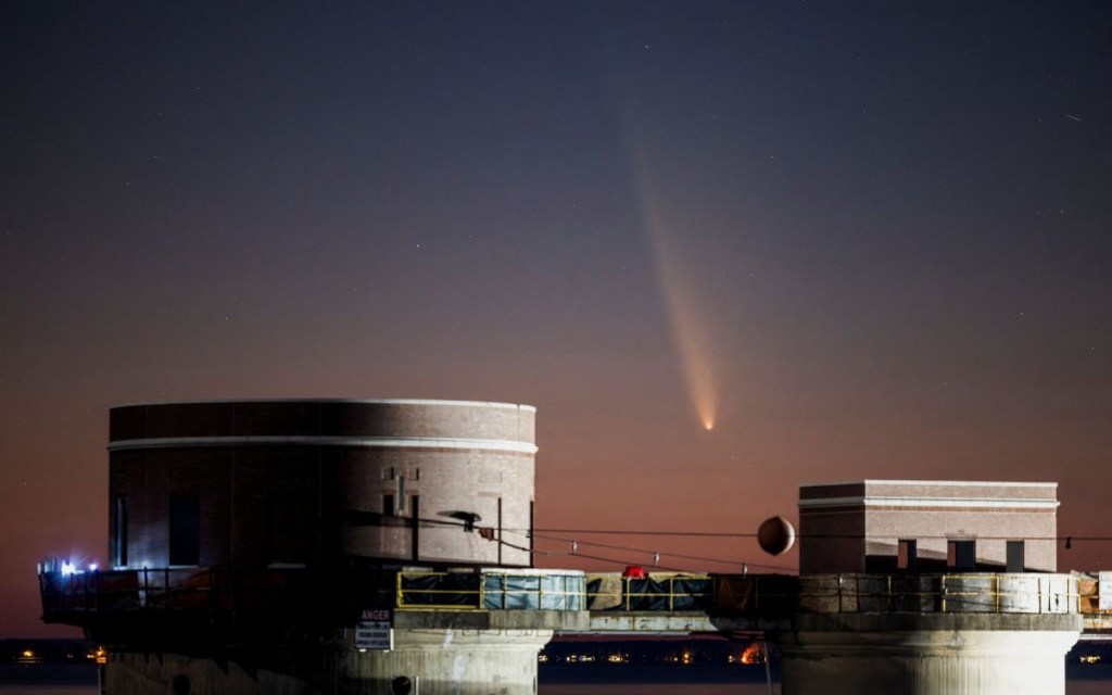 Aristegui-cometa-del-siglo-tsuchinshan-atlas-mexico
