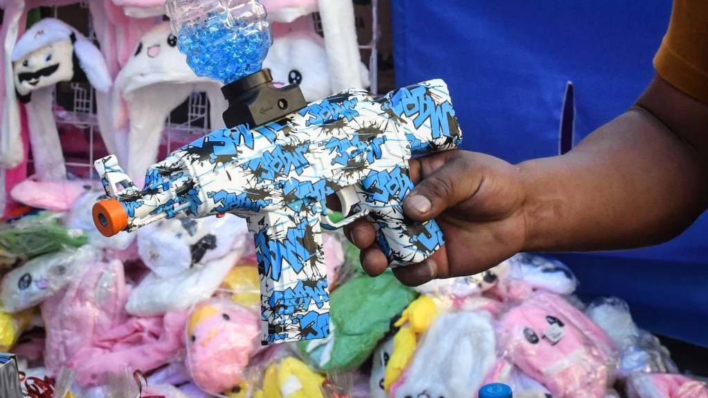 Elfinanciero-guanajuato-juguetes-reyes-magos-violencia-toy-guns-mercado-seguridad
