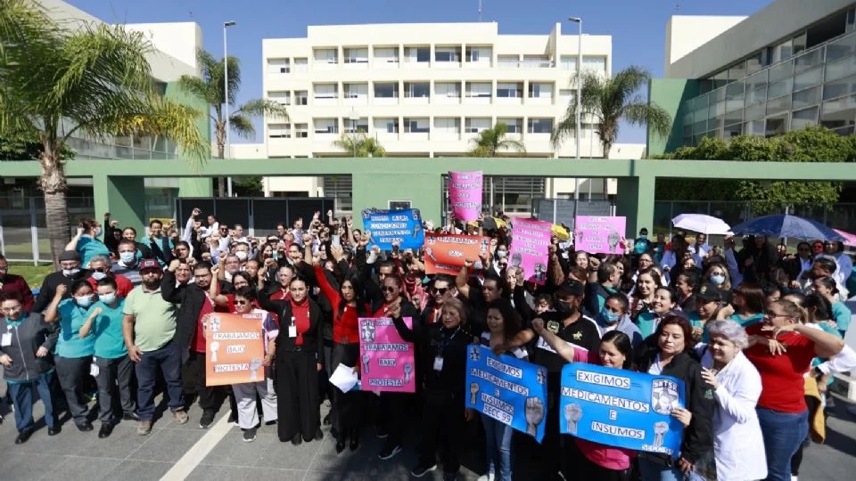 AM-guanajuato-hospital-imss-bienestar-protesta-medicos-insumos-crisis-salud-pacientes-mexico